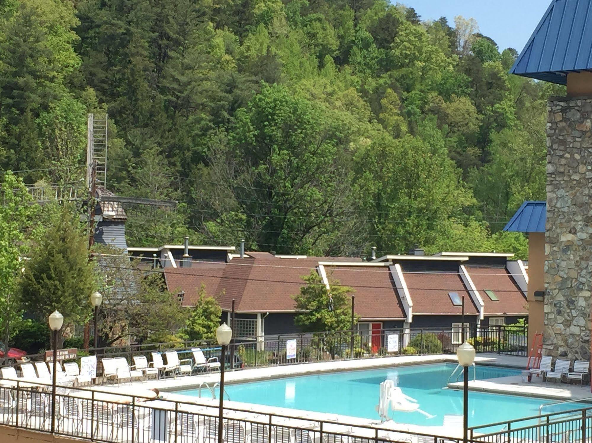 Clarion Pointe Downtown Gatlinburg Hotell Exteriör bild