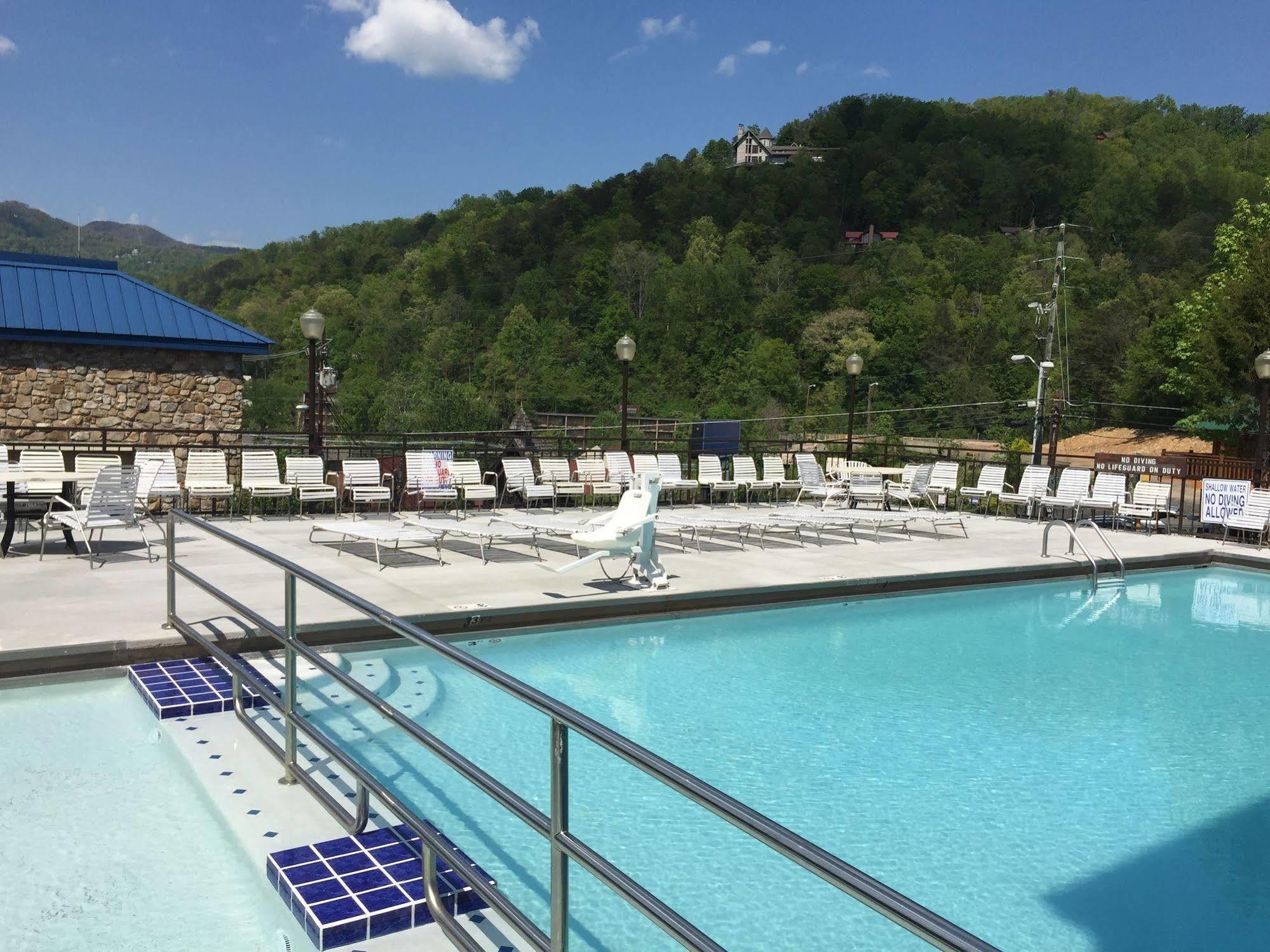 Clarion Pointe Downtown Gatlinburg Hotell Exteriör bild