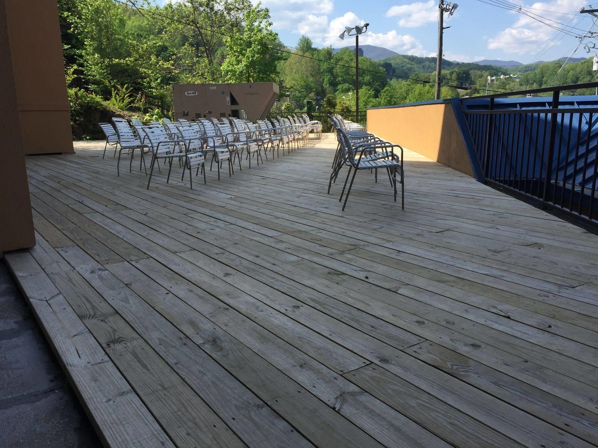 Clarion Pointe Downtown Gatlinburg Hotell Exteriör bild